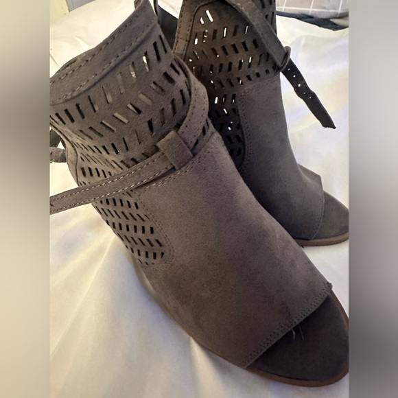 American Eagle grey suede straps open toe sandals - Picture 2 of 8